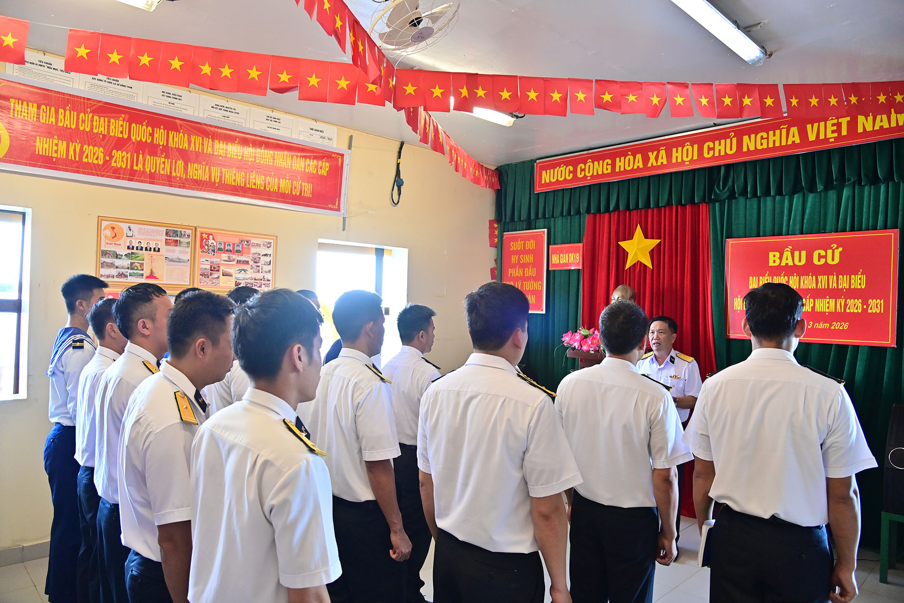 Mang phiếu bầu đến với cử tri nơi đầu sóng ngọn gió 5 Mang phiếu bầu đến với cử tri nơi đầu sóng ngọn gió - Ảnh 5.