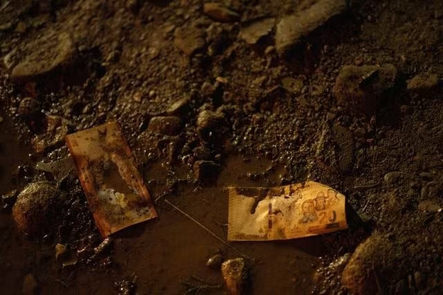 Tiền rơi trắng trời sau thảm kịch máy bay: Chính quyền Bolivia chạy đua tiêu hủy hàng triệu USD trước khi dân nghèo kịp 