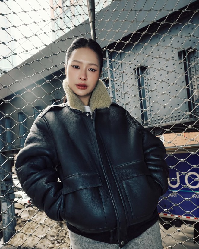 Áo khoác da và công thức phối màu cho phái đẹp- Ảnh 7. Áo khoác da và công thức phối màu cho phái đẹp- Ảnh 7.