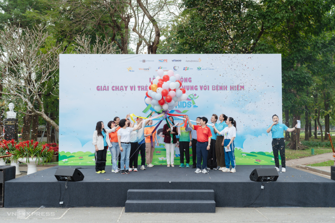 Đại diện các đơn vị đồng hành cùng ban tổ chức thực hiện nghi thức phát động giải chạy. Ảnh: Tùng Đinh