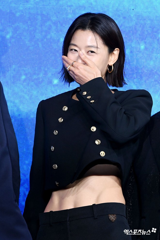 Jeon Ji Hyun người mỏng như lá lúa, siết cơ khô khốc, chẳng Jeon Ji Hyun người mỏng như lá lúa, siết cơ khô khốc, chẳng