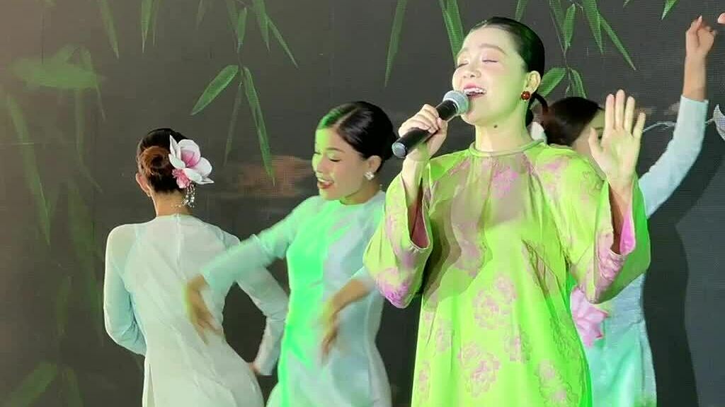 Ca sĩ Thanh Ngọc hát "Thương ca tiếng Việt (nhạc Đức Trí, lời Hà Quang Minh)