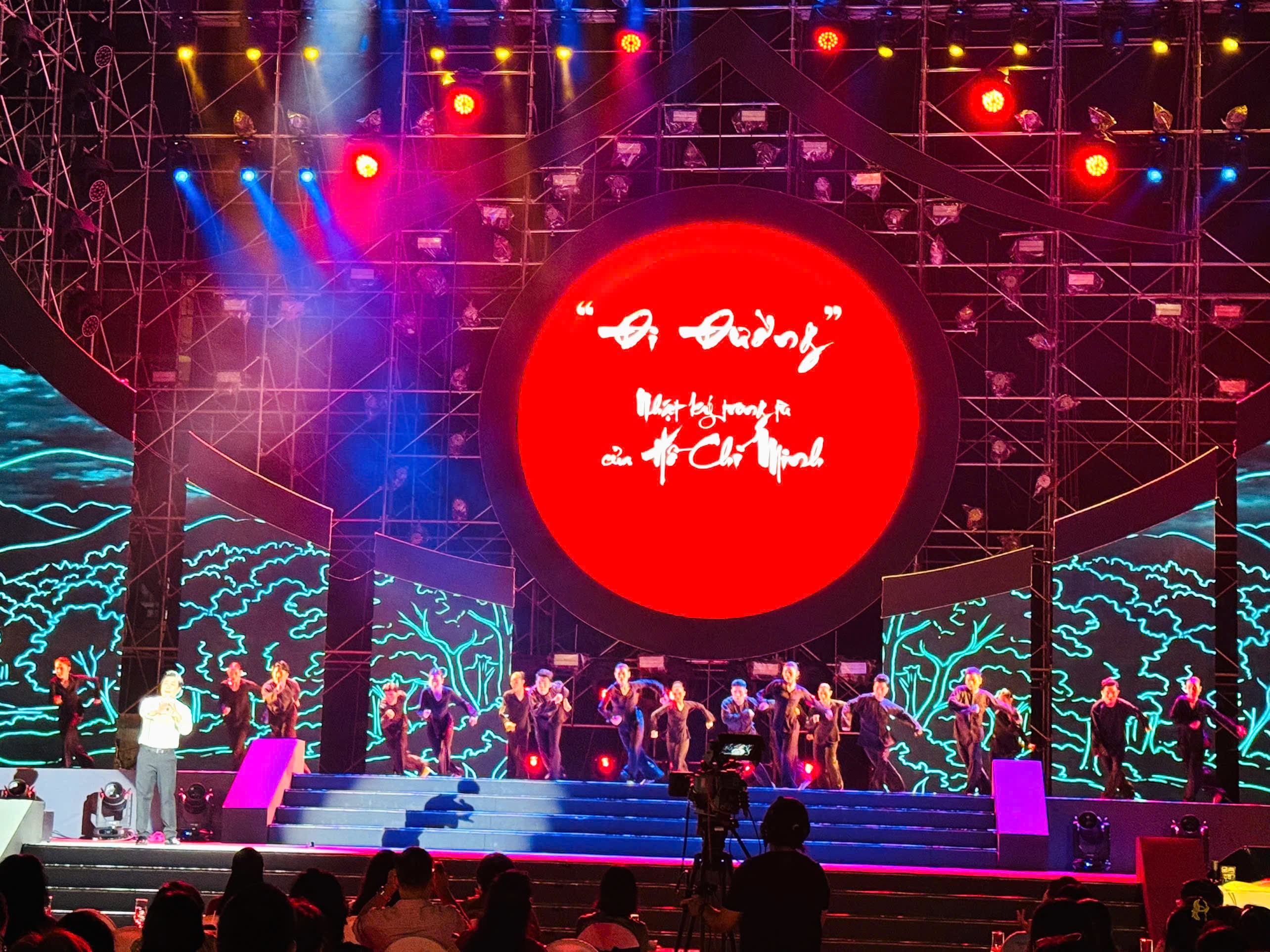 Hồn đất, hồn người, hồn thời đại trong Đêm thơ Việt Nam 2006 tại TP.HCM 2 Tưng bừng đêm thơ Việt Nam 2026 với chủ đề 'Hồn thơ Việt' tại TP.HCM - Ảnh 2.