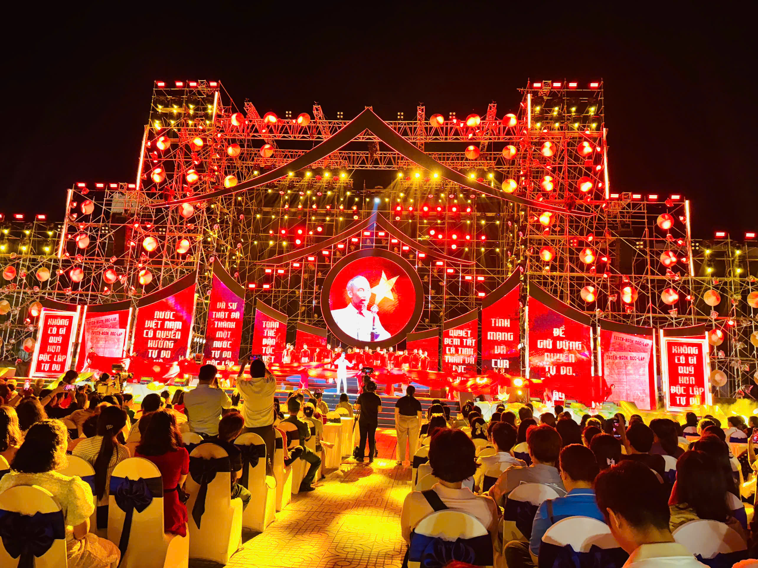 Hồn đất, hồn người, hồn thời đại trong Đêm thơ Việt Nam 2006 tại TP.HCM 3 Tưng bừng đêm thơ Việt Nam 2026 với chủ đề 'Hồn thơ Việt' tại TP.HCM - Ảnh 3.