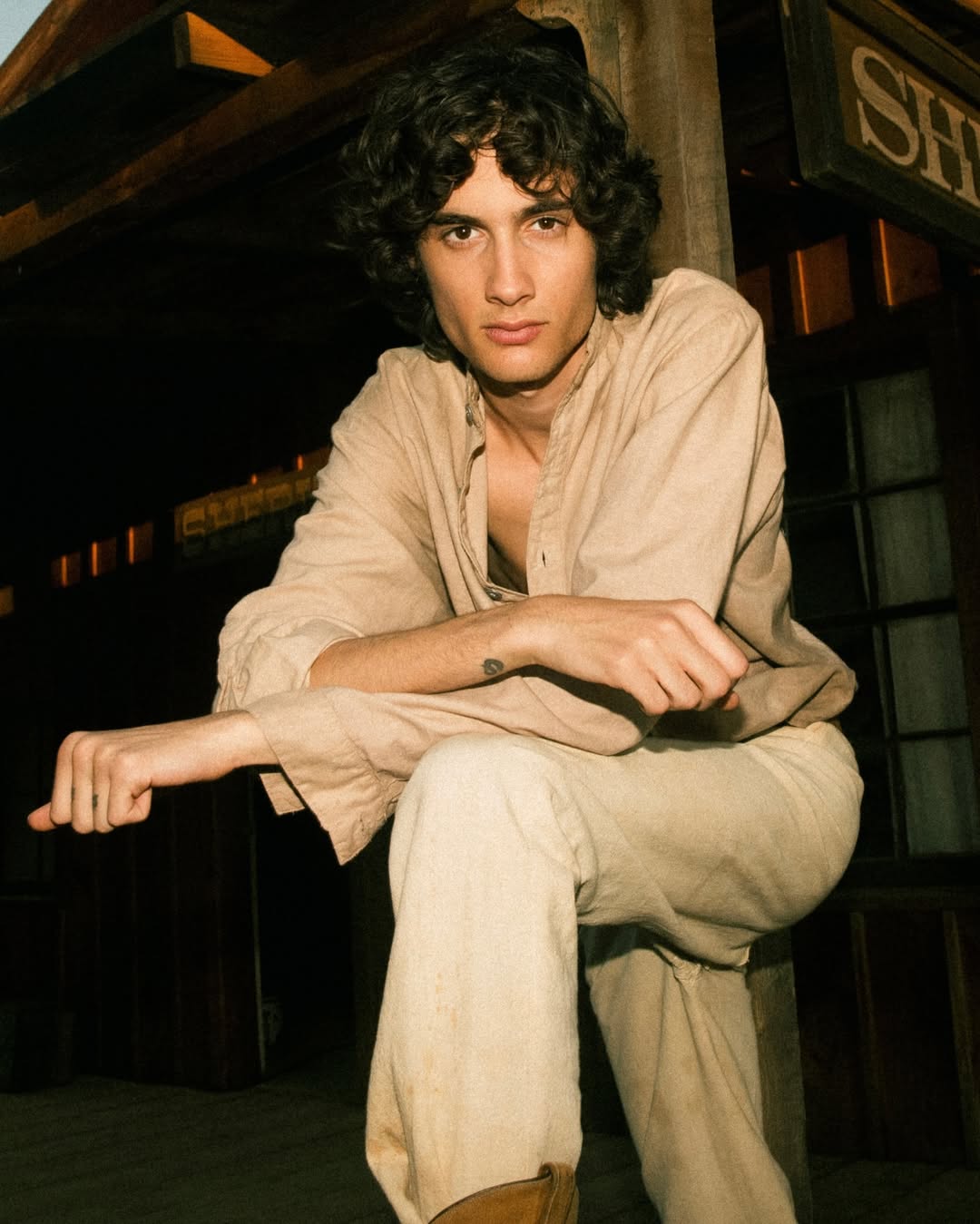 Nam ca sĩ bị đẩy văng khỏi sân khấu, antifan gọi là “tiểu tam” ngay trên sóng truyền hình trực tiếp- Ảnh 4.