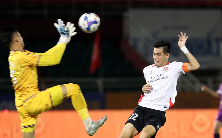 Thầy trò HLV Lê Huỳnh Đức gục ngã trên sân Thống Nhất - Ảnh 2.