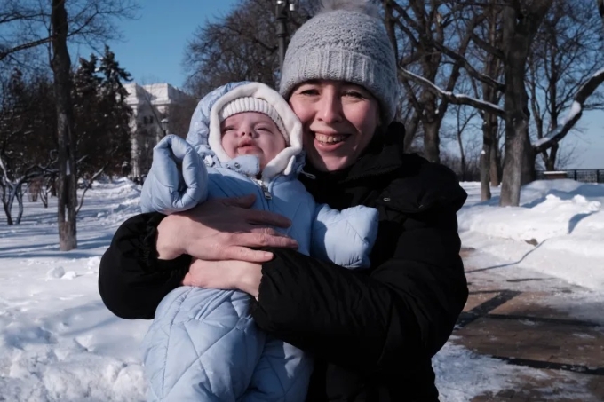 Olena Bilozerska takes her baby son on a walk in Kyiv. Ivana Kottasová/CNN