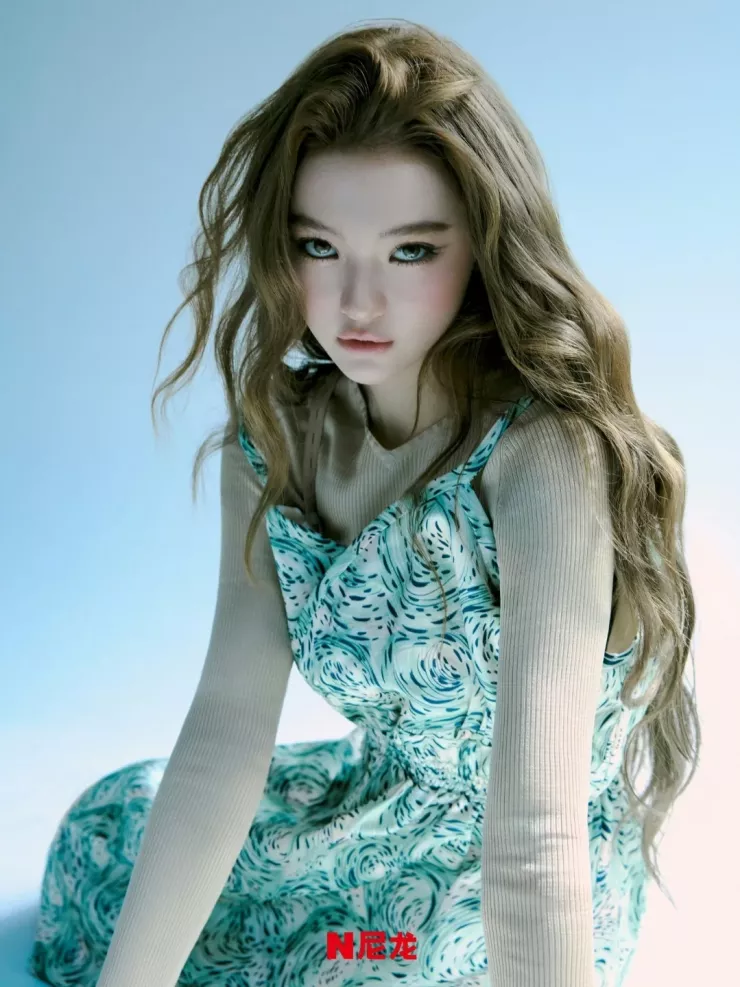 Tạp chí Nylon nhận xét Ella Gross trông tự tin và quyến rũ ở tuổi 18.