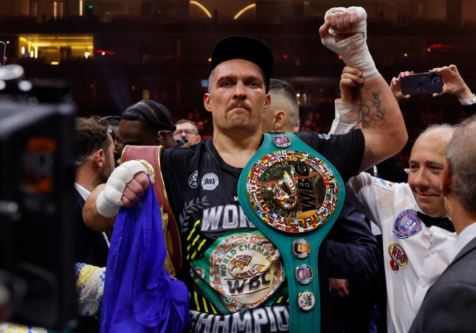 Oleksandr Usyk ăn mừng sau khi thắng Tyson Fury và trở thành nhà vô địch hạng nặng tuyệt đối đầu tiên trong kỷ nguyên bốn đai - WBA, IBF, WBC và WBO. Ảnh: Reuters
