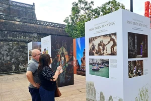 Du khách quốc tế thích thú xem di sản văn hoá Việt Nam qua trưng bày 