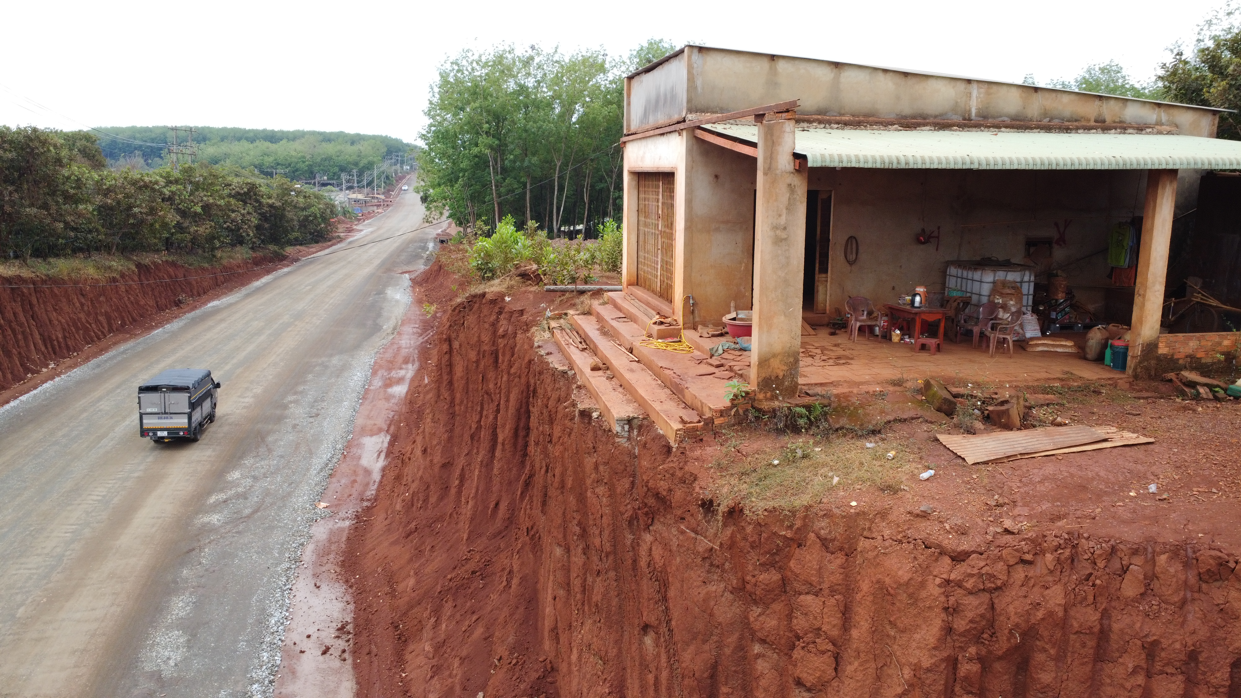 Hạ cốt nền đường ở Đồng Nai khiến nhà dân chênh vênh bên vực sâu nguy hiểm - Ảnh 6.