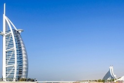 Khách sạn biểu tượng của Dubai cháy do trúng mảnh vỡ từ drone Iran