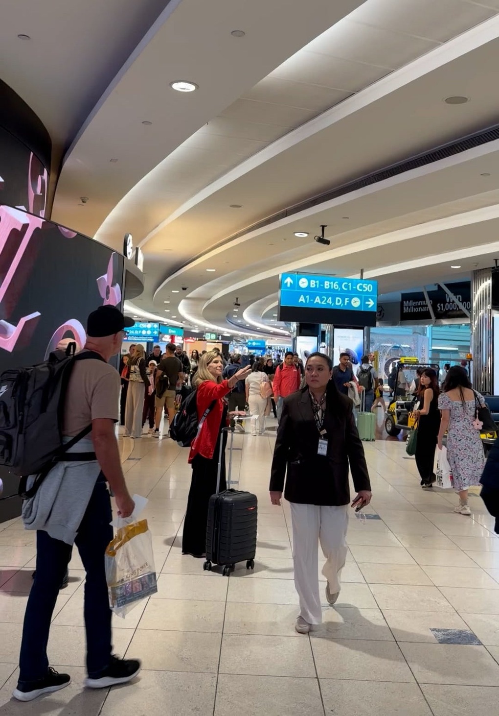 Khách Việt kể phút rời Dubai: “Bay 30 phút đã nghe tin tên lửa” - 3