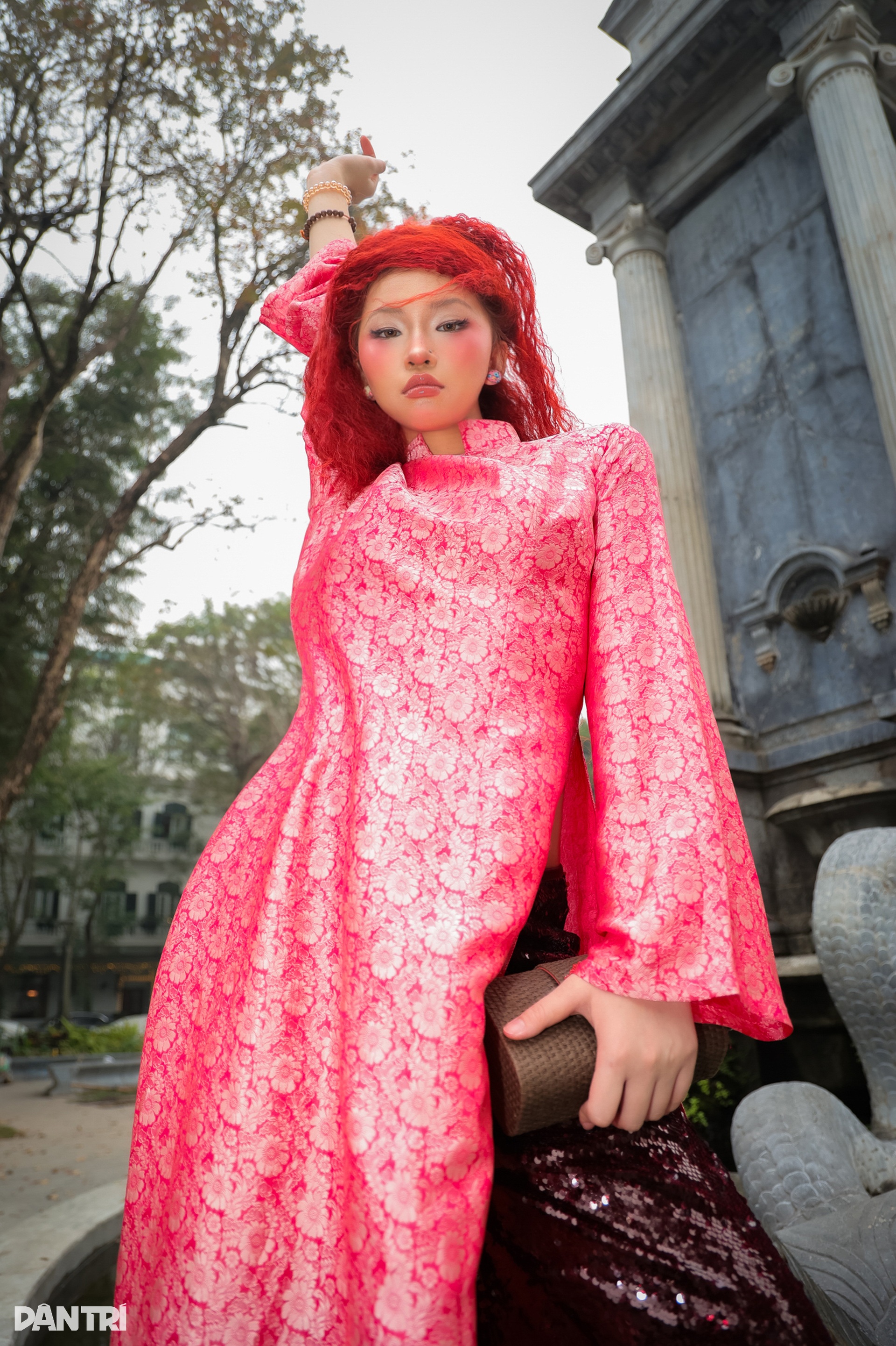 Vũ công tóc đỏ biến tấu áo dài cá tính, gợi ý phong cách mới cho ngày 8/3 - 2 Vũ công tóc đỏ biến tấu áo dài cá tính, gợi ý phong cách mới cho ngày 8/3 - 2