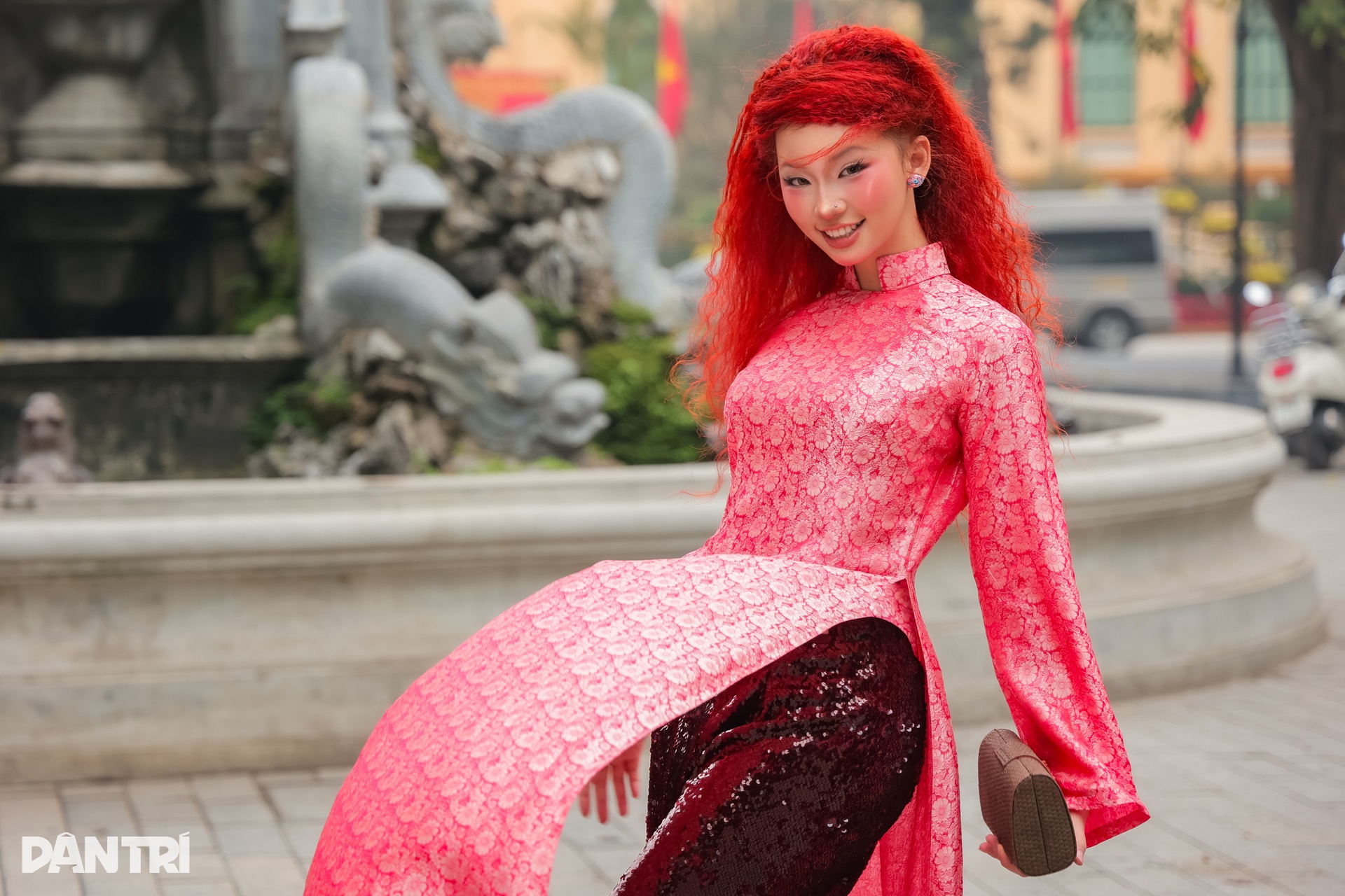 Vũ công tóc đỏ biến tấu áo dài cá tính, gợi ý phong cách mới cho ngày 8/3 - 3 Vũ công tóc đỏ biến tấu áo dài cá tính, gợi ý phong cách mới cho ngày 8/3 - 3