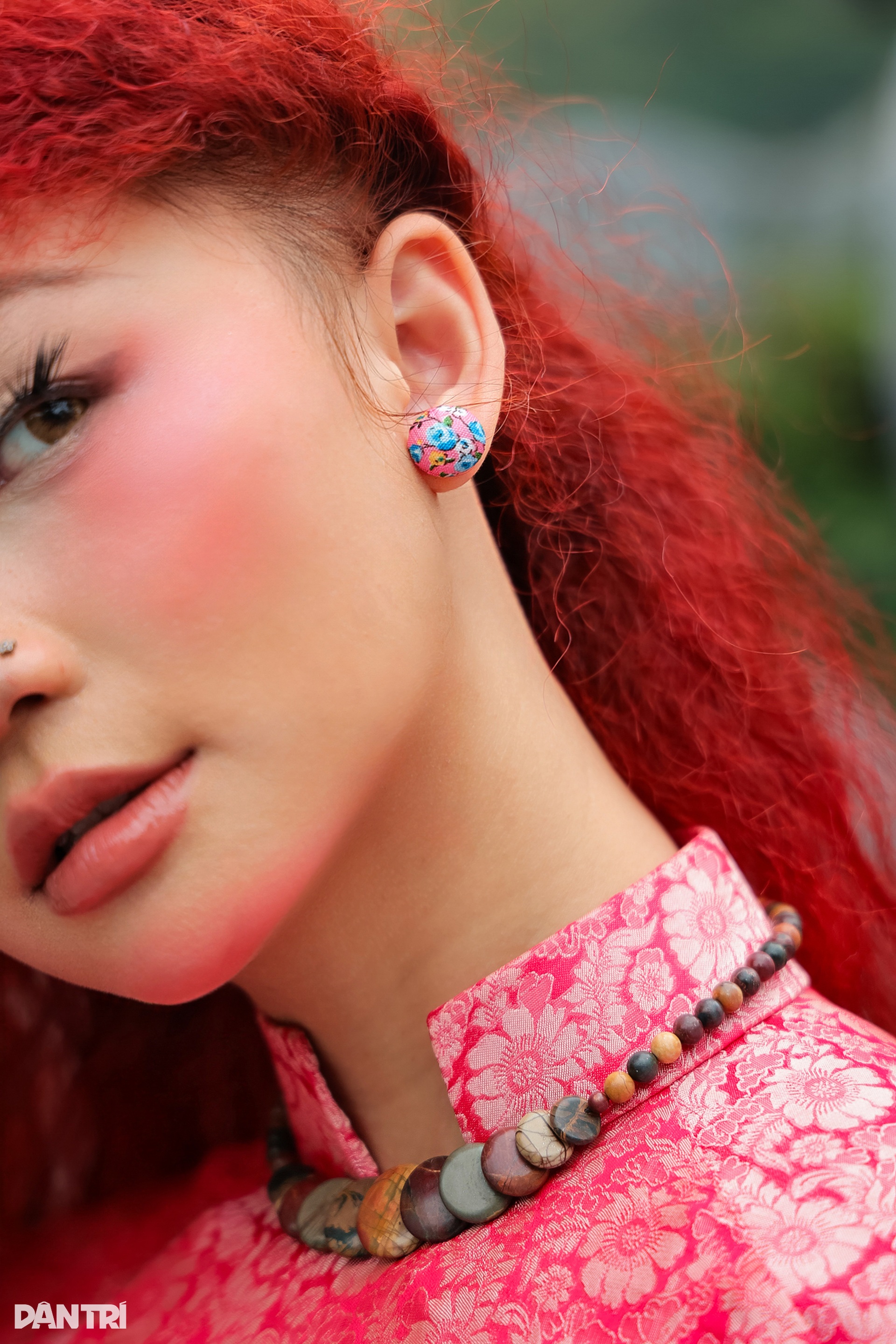 Vũ công tóc đỏ biến tấu áo dài cá tính, gợi ý phong cách mới cho ngày 8/3 - 4 Vũ công tóc đỏ biến tấu áo dài cá tính, gợi ý phong cách mới cho ngày 8/3 - 4