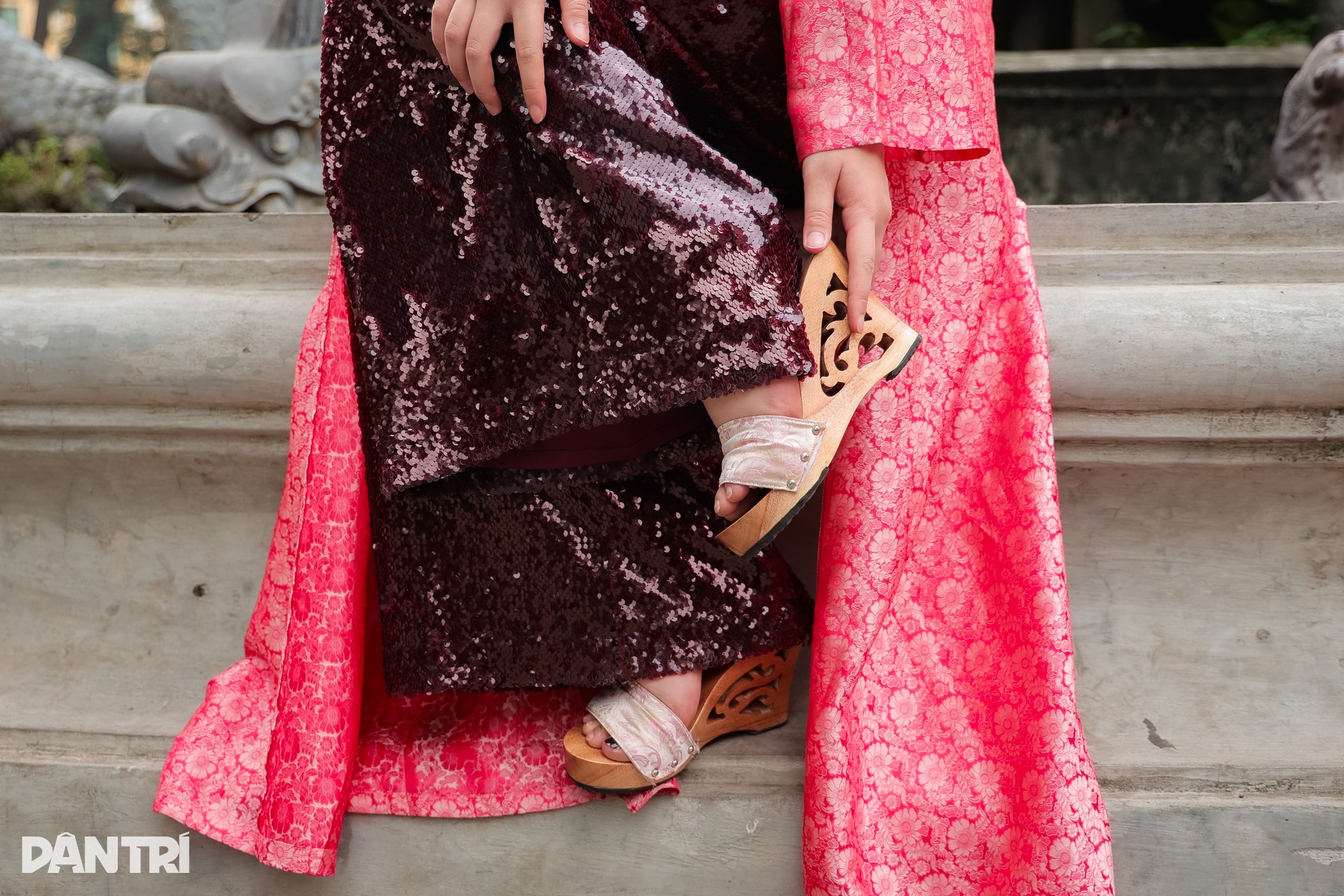 Vũ công tóc đỏ biến tấu áo dài cá tính, gợi ý phong cách mới cho ngày 8/3 - 5 Vũ công tóc đỏ biến tấu áo dài cá tính, gợi ý phong cách mới cho ngày 8/3 - 5