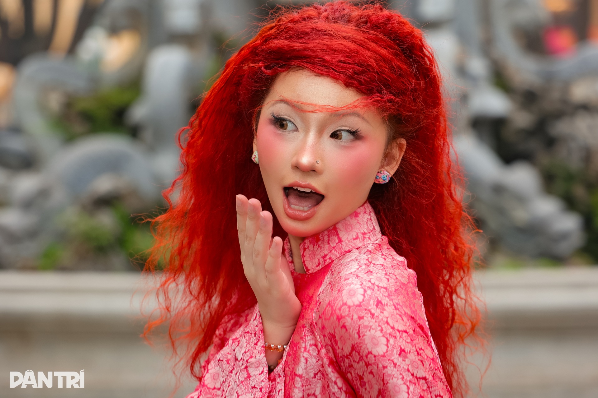 Vũ công tóc đỏ biến tấu áo dài cá tính, gợi ý phong cách mới cho ngày 8/3 - 8 Vũ công tóc đỏ biến tấu áo dài cá tính, gợi ý phong cách mới cho ngày 8/3 - 8