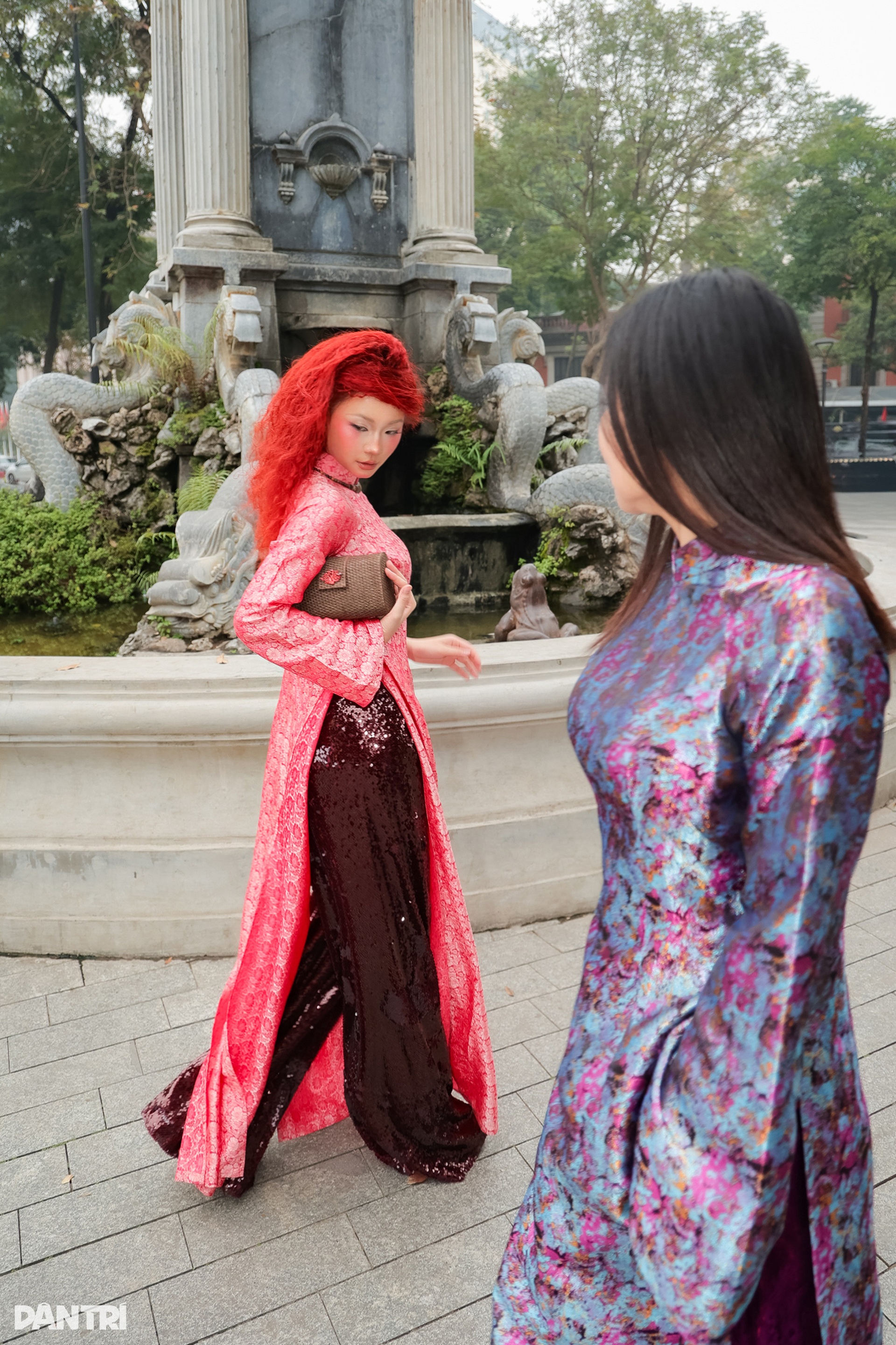 Vũ công tóc đỏ biến tấu áo dài cá tính, gợi ý phong cách mới cho ngày 8/3 - 10 Vũ công tóc đỏ biến tấu áo dài cá tính, gợi ý phong cách mới cho ngày 8/3 - 10