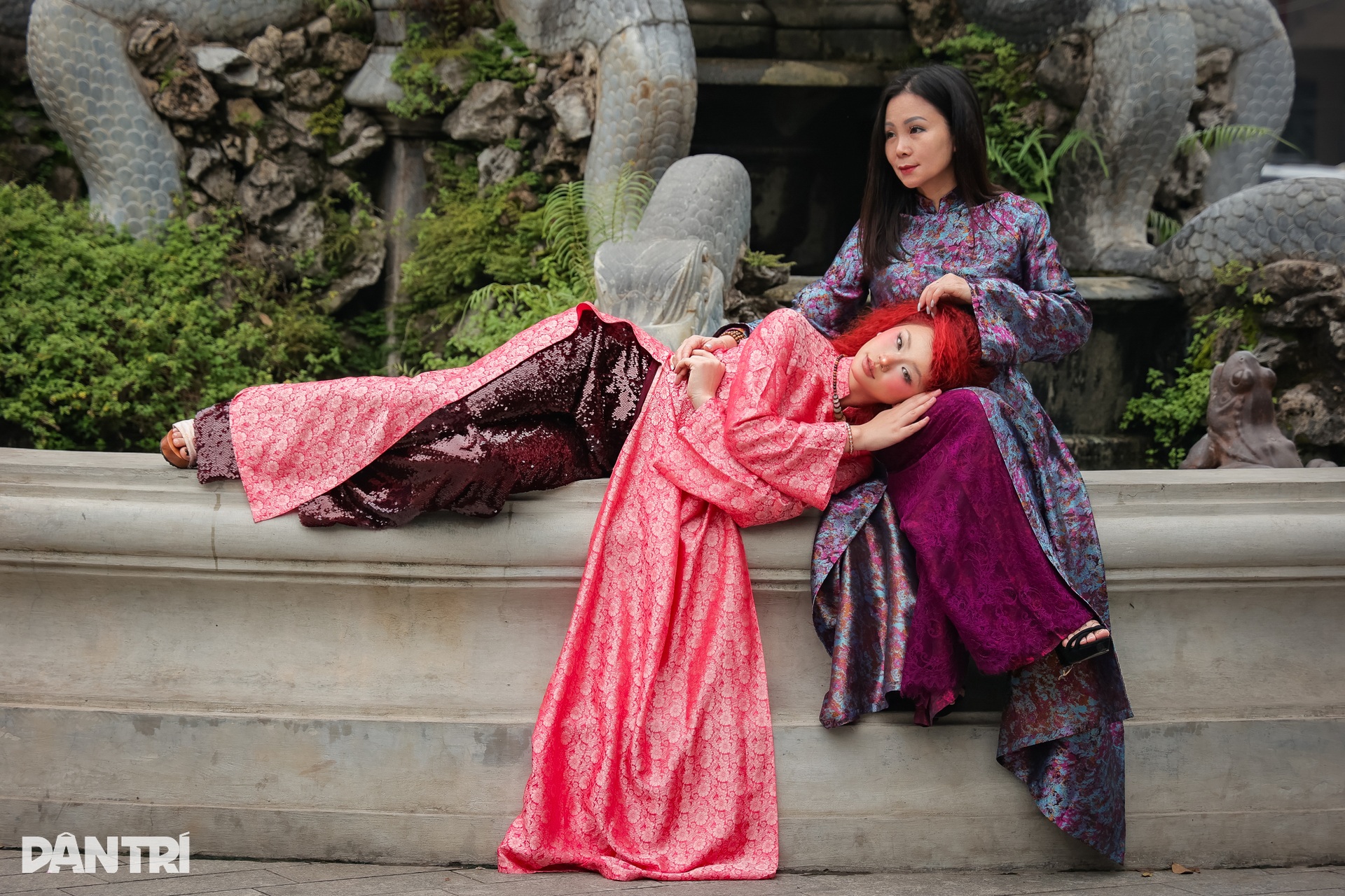 Vũ công tóc đỏ biến tấu áo dài cá tính, gợi ý phong cách mới cho ngày 8/3 - 12 Vũ công tóc đỏ biến tấu áo dài cá tính, gợi ý phong cách mới cho ngày 8/3 - 12