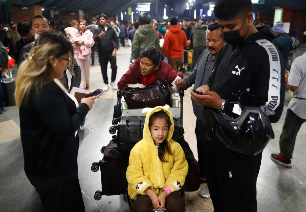 Hàng trăm nghìn hành khách mắc kẹt vì đóng cửa không phận Trung Đông - 3