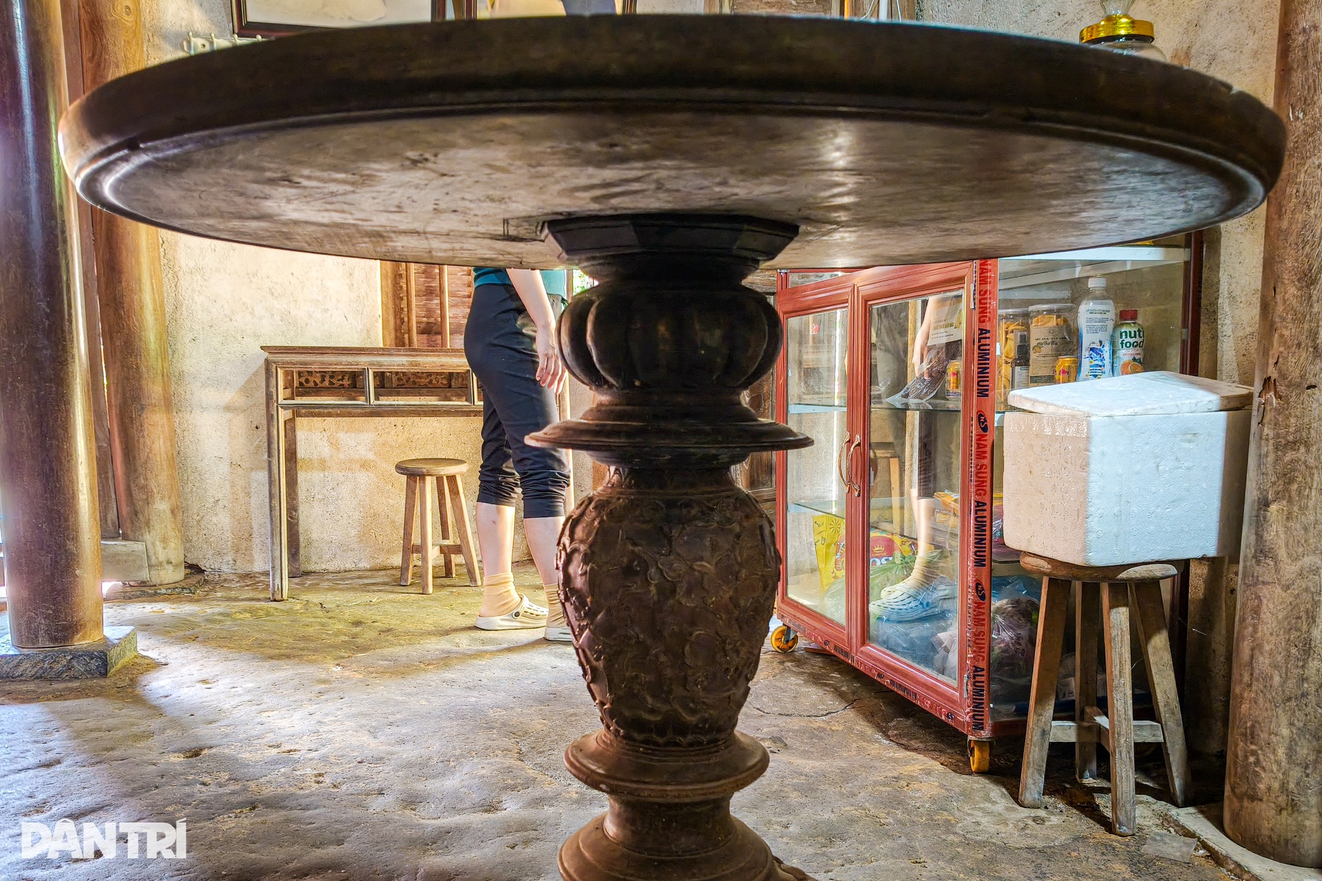 Bí ẩn chiếc bàn tự xoay trong ngôi nhà cổ bằng gỗ hơn 150 năm tuổi - 8