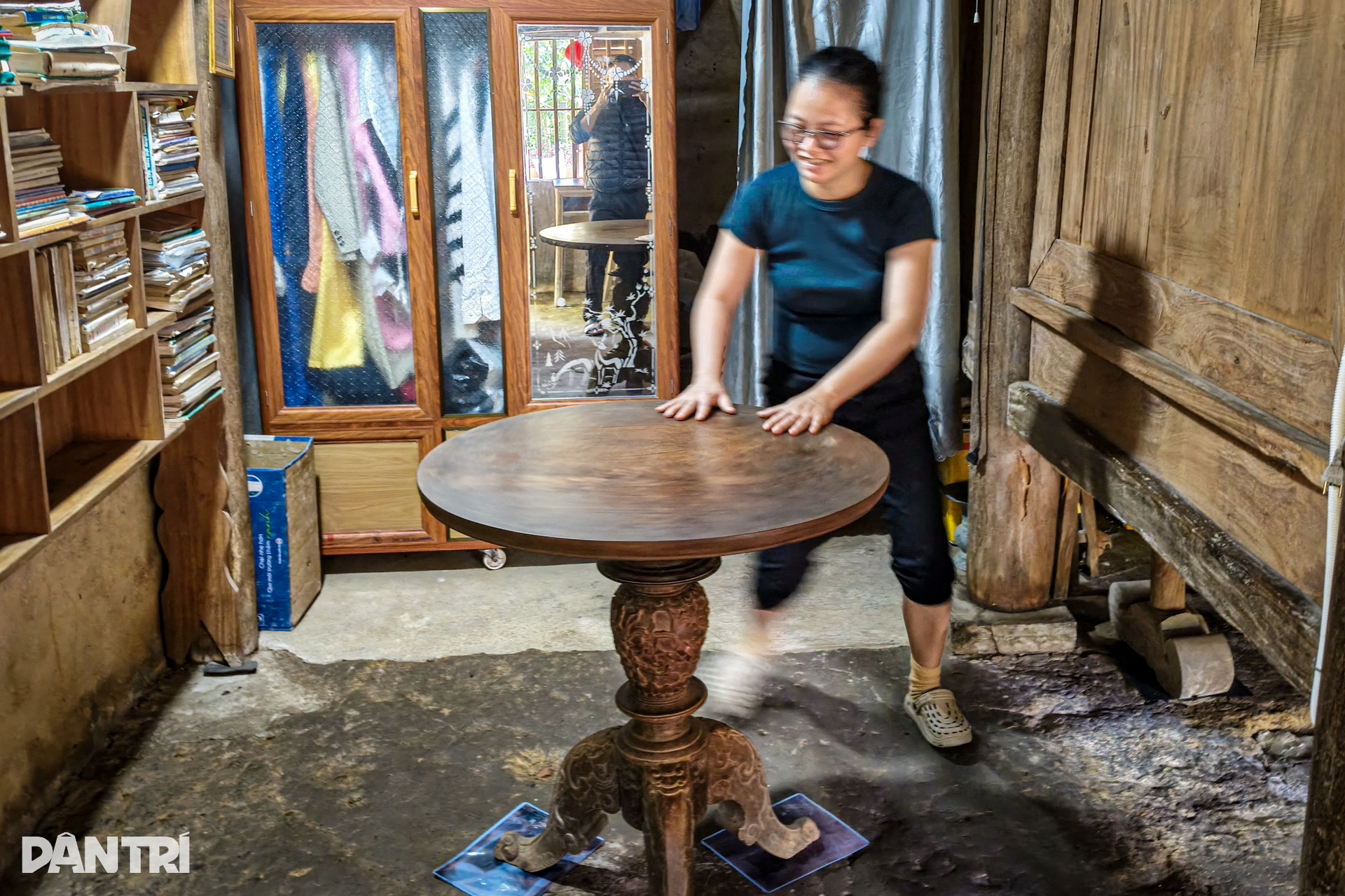 Bí ẩn chiếc bàn tự xoay trong ngôi nhà cổ bằng gỗ hơn 150 năm tuổi - 9