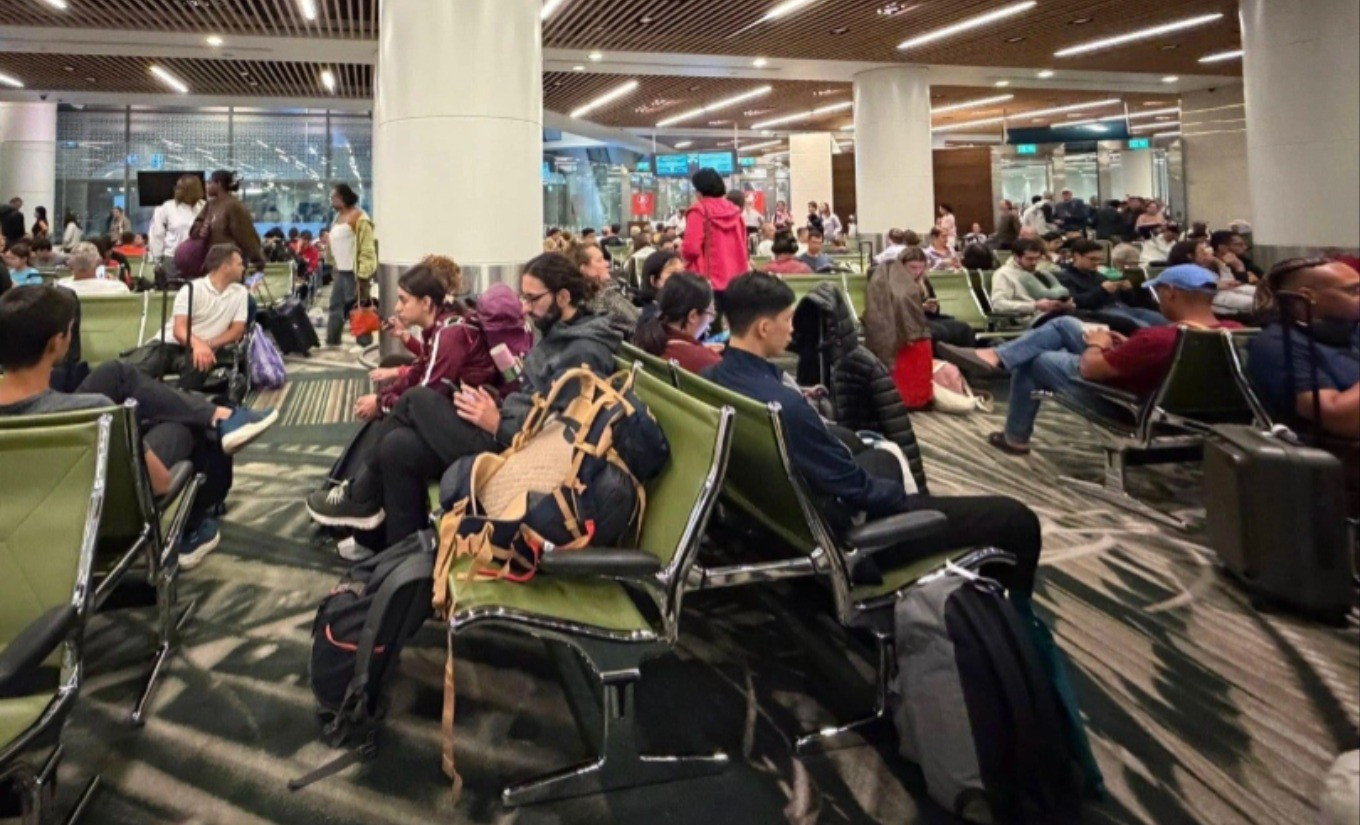 Hãng bay hủy chuyến đi Trung Đông, hơn 4.400 khách kẹt tại Nội Bài- Ảnh 2.