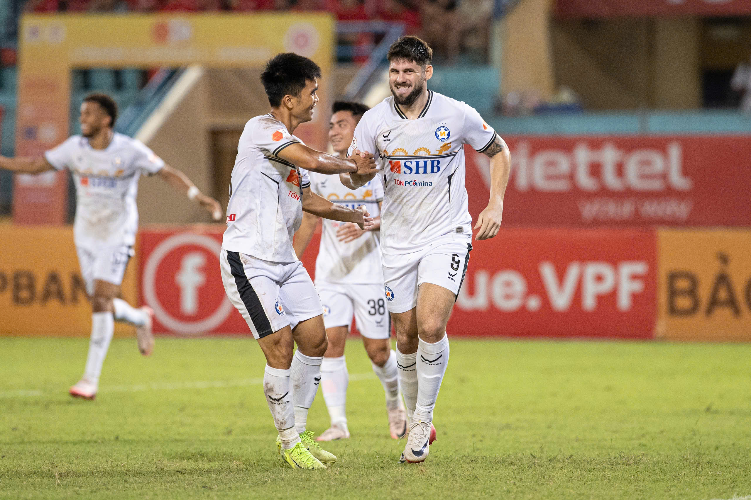 Nhà vô địch V-League sắp lộ diện?- Ảnh 3. Nhà vô địch V-League sắp lộ diện?- Ảnh 3.