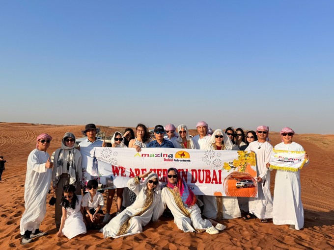 Khách Việt hoãn hủy tour đi Trung Đông vì lo sợ chiến sự 3 Đoàn khách Việt checkin tại sa mạc ở Dubai. Ảnh: HVN Travel