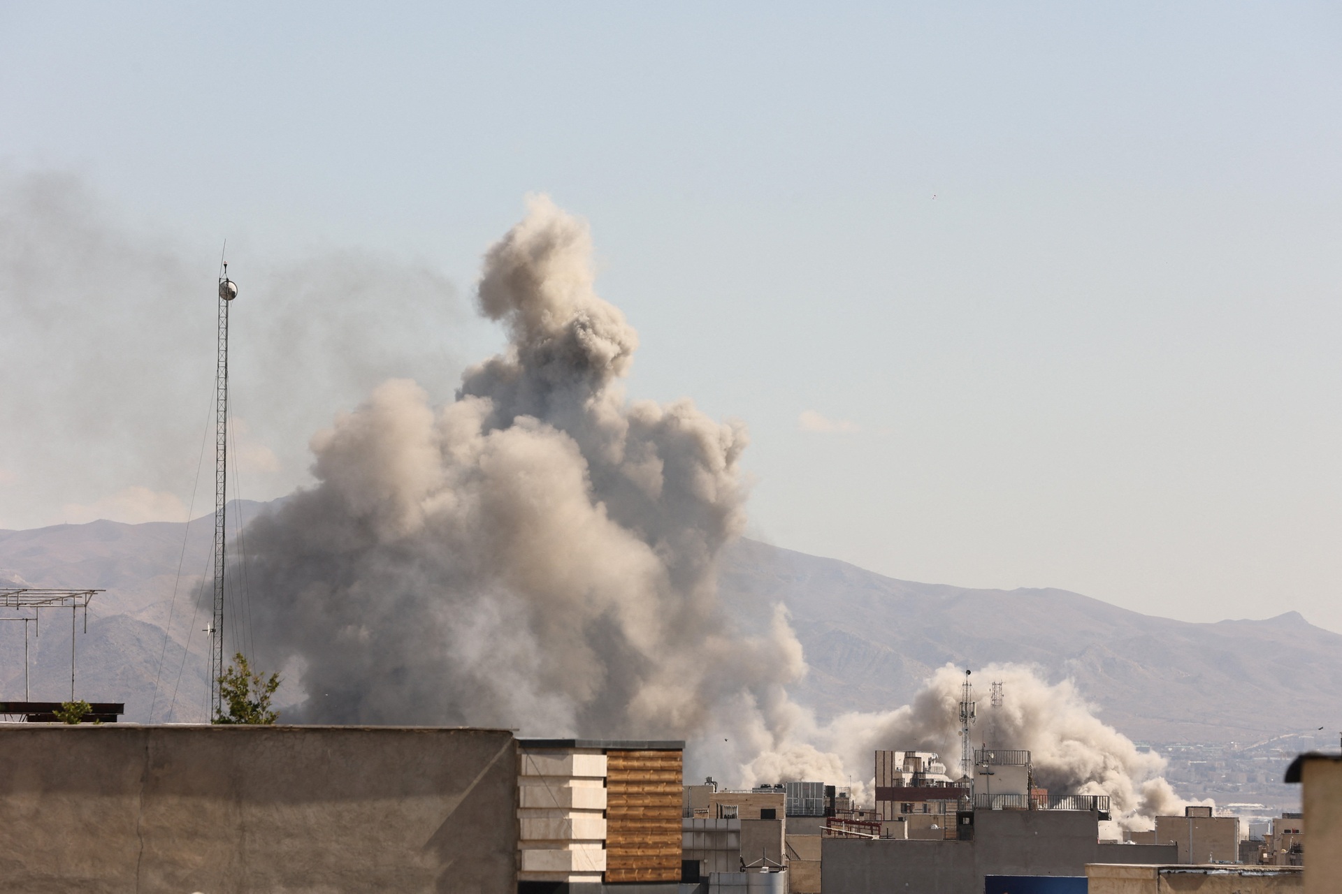 Khói lửa khắp Trung Đông khi Mỹ - Israel và Iran ăn miếng, trả miếng - 12 Khói lửa khắp Trung Đông khi Mỹ - Israel và Iran ăn miếng, trả miếng - 12