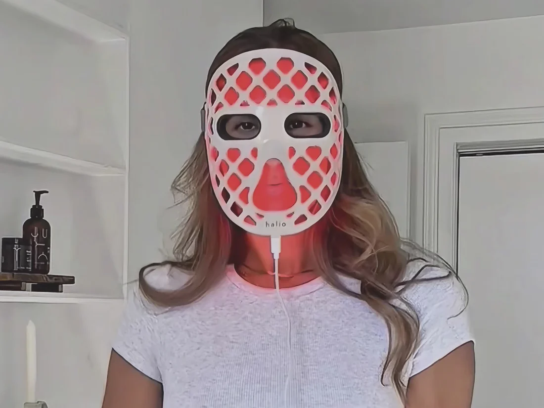 Tắt điện thoại sớm và làm 4 điều này trước khi đi ngủ, làn da của cô nàng này 