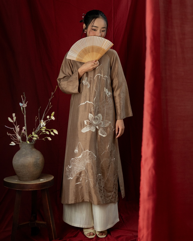 Áo dài 2026, giữ hồn Việt trên nền lụa xưa- Ảnh 9. Áo dài 2026, giữ hồn Việt trên nền lụa xưa- Ảnh 9.