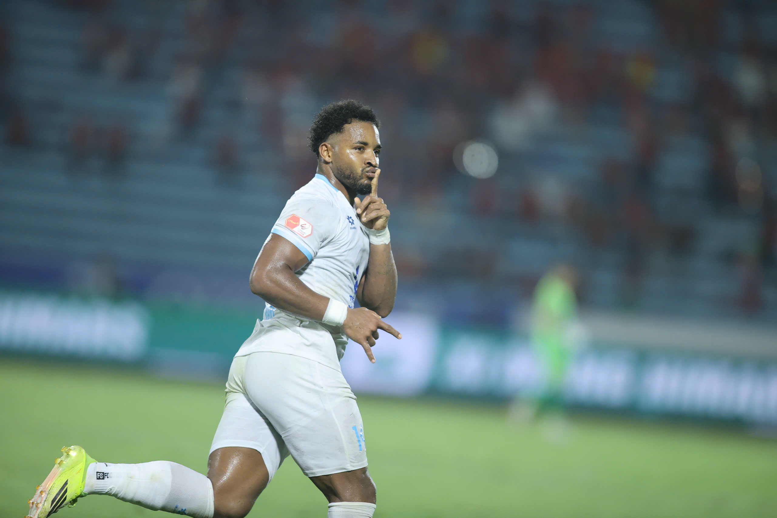 ‘Bỗng dưng’ ghi bàn trở lại, Xuân Son dí dỏm ‘nhờ cắt tóc đổi vận’: Thầy Kim không mong gì hơn!- Ảnh 2. ‘Bỗng dưng’ ghi bàn trở lại, Xuân Son dí dỏm ‘nhờ cắt tóc đổi vận’: Thầy Kim không mong gì hơn!- Ảnh 2.