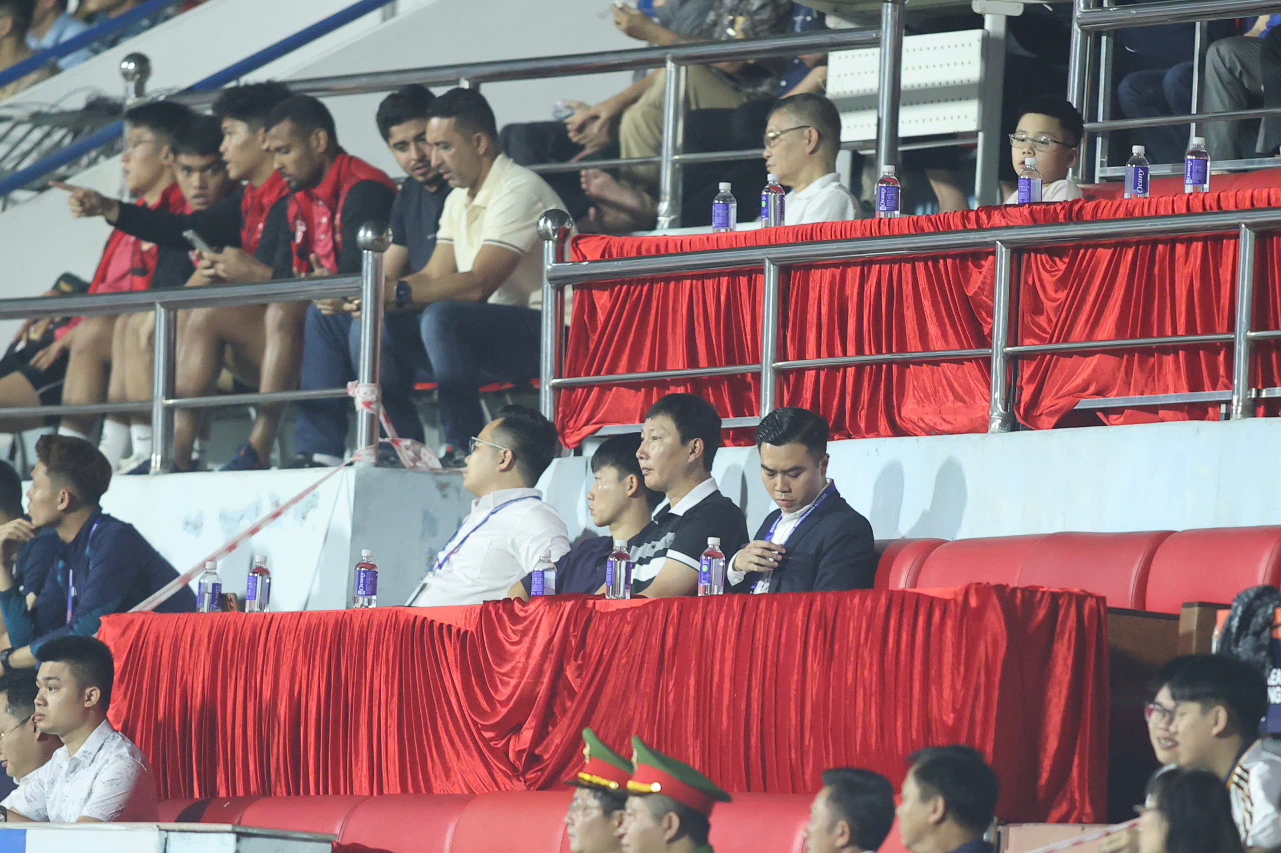 ‘Bỗng dưng’ ghi bàn trở lại, Xuân Son dí dỏm ‘nhờ cắt tóc đổi vận’: Thầy Kim không mong gì hơn!- Ảnh 4. ‘Bỗng dưng’ ghi bàn trở lại, Xuân Son dí dỏm ‘nhờ cắt tóc đổi vận’: Thầy Kim không mong gì hơn!- Ảnh 4.