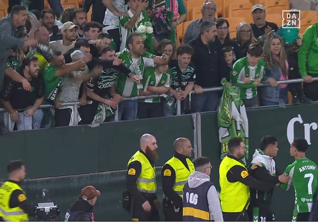 Antony mâu thuẫn với CĐV Real Betis sau trận hòa nghẹt thở - 2