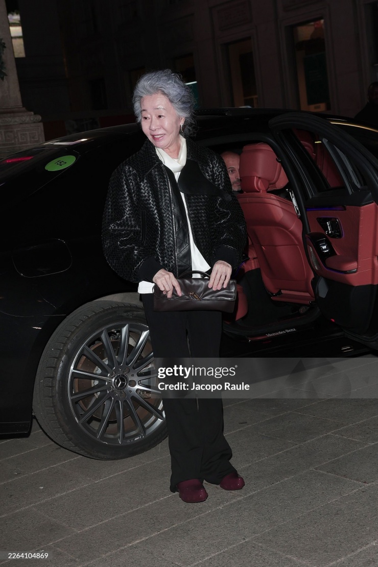 Cụ bà 79 tuổi sành điệu gây sốt, Thư Kỳ phong độ tại show Bottega Veneta 2026 - 6