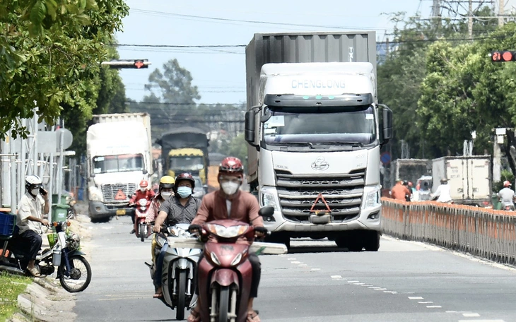 Công an khuyến cáo về 'điểm mù' sau vụ người phụ nữ bị cuốn vào gầm container - Ảnh 4.
