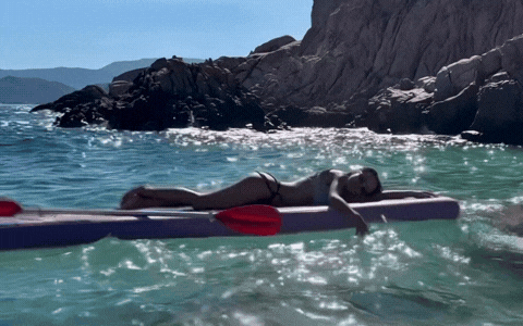 Phương Ly lênh đênh giữa biển phơi body bốc lửa, ekip “tá hoả”- Ảnh 2.