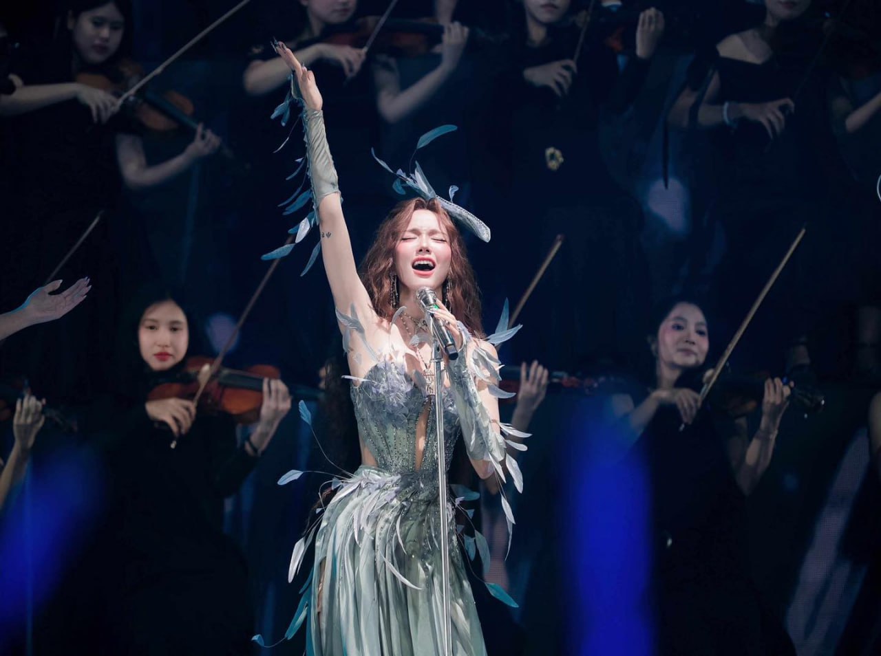 Phương Ly lênh đênh giữa biển phơi body bốc lửa, ekip “tá hoả”- Ảnh 5.