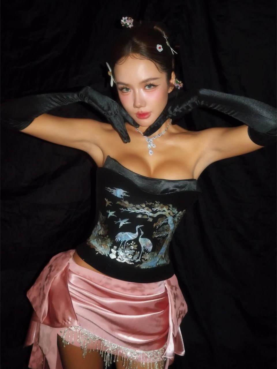 Phương Ly lênh đênh giữa biển phơi body bốc lửa, ekip “tá hoả”- Ảnh 6.