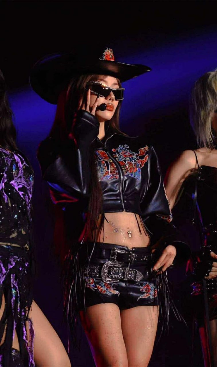 Phương Ly lênh đênh giữa biển phơi body bốc lửa, ekip “tá hoả”- Ảnh 7.