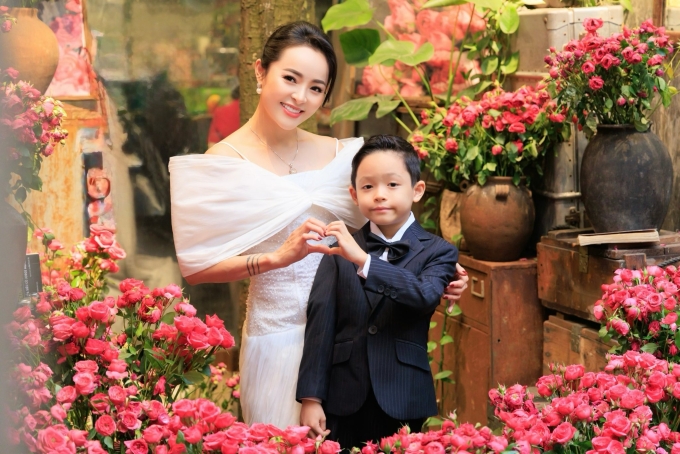 Thu Hương và con trai trong dịp Tết Bính Ngọ. Ảnh: Nhân vật cung cấp