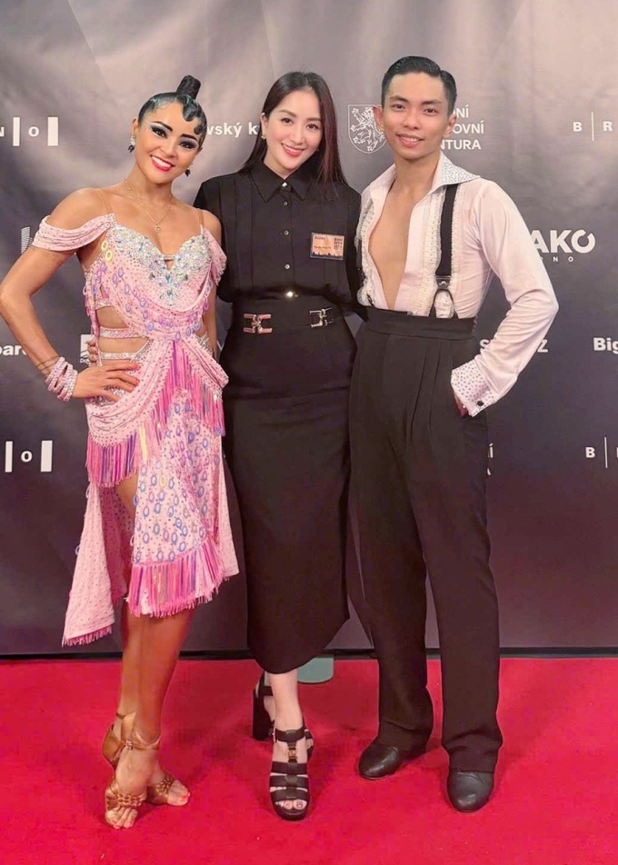 Đôi nhảy Phan Hiển - Thu Hương cùng Khánh Thi (giữa) tại giải World Open Latin 2024. Ảnh:Nhân vật cung cấp