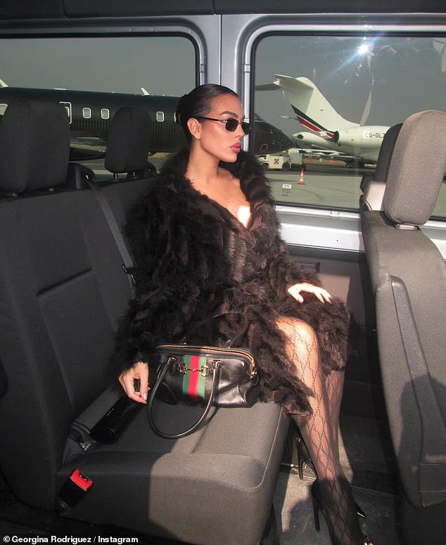 Vợ sắp cưới của Ronaldo khoe body Vợ sắp cưới của Ronaldo khoe body