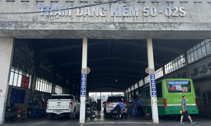 Các xe đang đăng kiểm tại trung tâm ở TP HCM. Ảnh: Hồ Tân