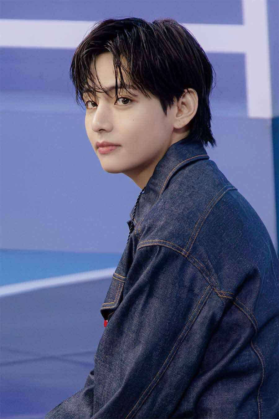 "Bắt gọn" V (BTS) bên cô gái lạ! 6 1772429105 340 Bat gon V BTS ben co gai la