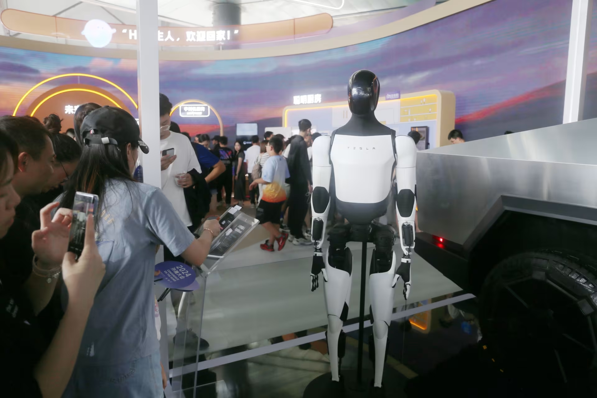 Elon Musk vẽ viễn cảnh xây nhà máy Tesla trên Mặt trăng 5 Elon Musk - Ảnh 5.