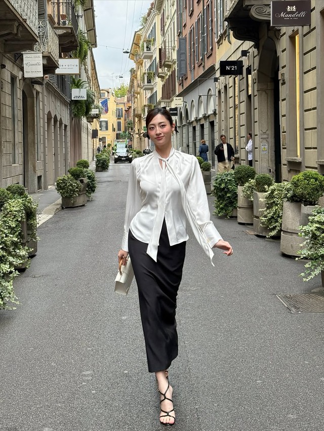 Chân váy dài trở lại, tạo luồng gió mới cho thời trang công sở- Ảnh 2.