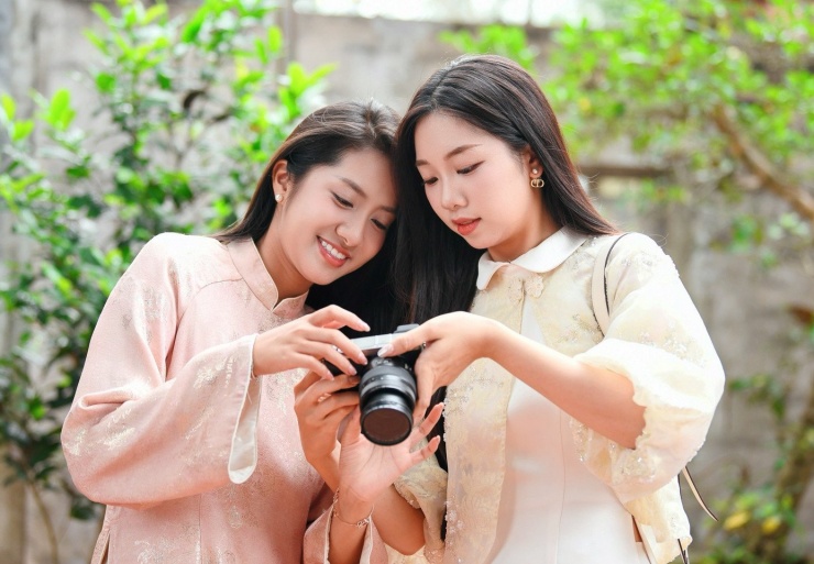 Các người đẹp Hoa hậu Việt Nam check-in tại ngôi chùa 2.000 năm tuổi ở Bắc Ninh 5 Hoa hậu Hà Trúc Linh và người đẹp Phạm Thùy Dương cùng lưu lại những hình ảnh đáng nhớ trong chuyến du xuân tại Bắc Ninh.